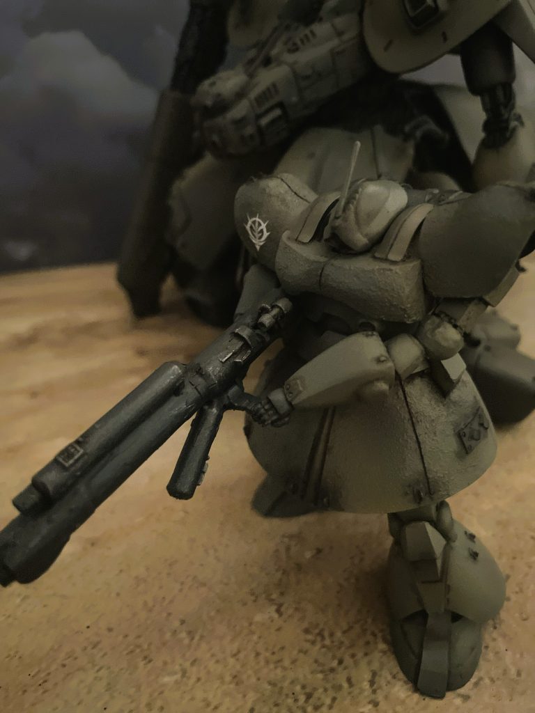 左側面。ウェザリングカラーのマルチブラウンでモールドを拾っています。