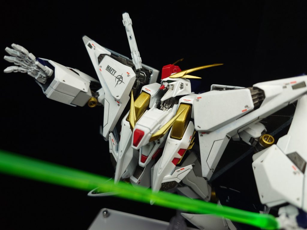 アンテナ部分はデザインナイフで削ってシャープ化しています。