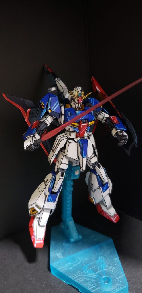 キット付属のビームサーベルは手首パーツと一体化している変わった作りになっていました。古いからかも？現在の基準に準じて他のキットのサーベルエフェクトを借りています。左手の平手はついてなかったので自作しました。
