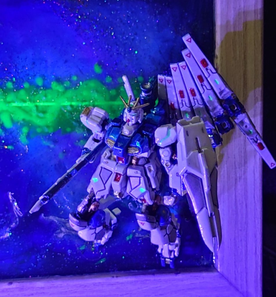 サイコフレームはUVライトで光ります(zaku-kao2)写真では分かりづらいですが、実は本体も全体をレジンでコートしています。前作のギャンでやってみようと思っていたのですが、あまりにもチャレンジだったので制作中に入手出来たこちらで試すことにしました(gundam-kao5)レジンの扱いの良い面と難しさが分かったのは収穫でしたが、木製フレームに滲んだり背景を平面に出来なかったりと、まだまだの部分もありつつ楽しく作業出来ました(gundam-kao6)さて、来月はどうしたものか(zaku-kao4)最後までご覧頂き、ありがとうございました(gundam-kao3)&nbsp;