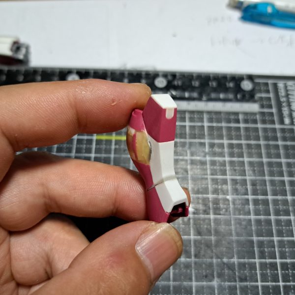 ∞ジャスティスの脚部、ひとまず改修完了です。SEED系のMSを選んでおいてこんな事をいうのも何ですが、細い！スタイリッシュなのかもしれないけど・・・もっとアレですよアレと言うわけで、太ももは左右に１ｍｍづつ、後方にも１ｍｍ増量逆にふくらはぎはスラスターなどを撤廃し細く、スネは切断して短縮足は接地性を良くするために、ちょい幅増と踵の延長なんとか、量産機っぽくしていきます。（3枚目）