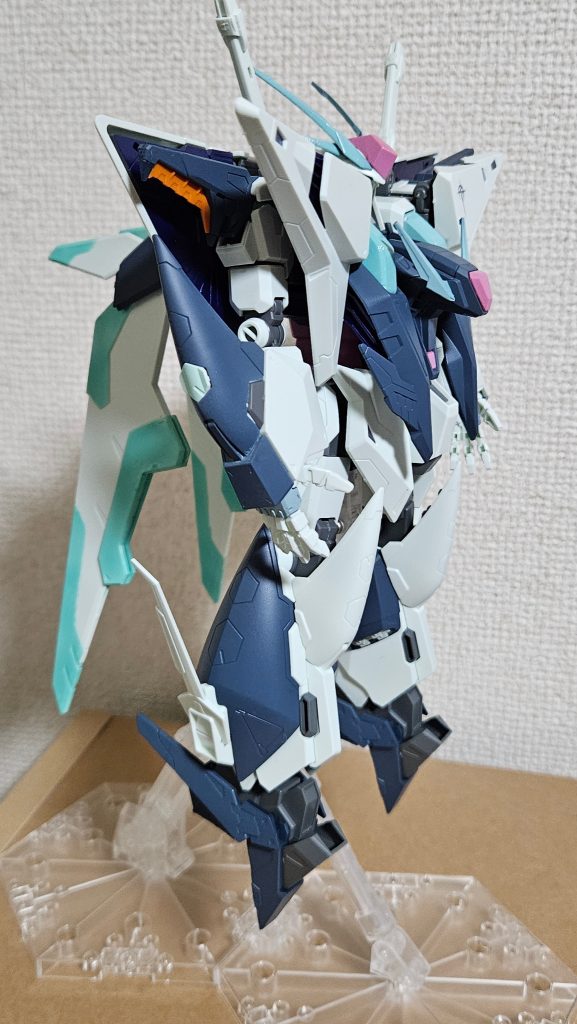 クスィーガンダム–3枚目/制作者：シイコ・スガワラ