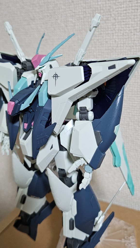 クスィーガンダム–4枚目/制作者：シイコ・スガワラ