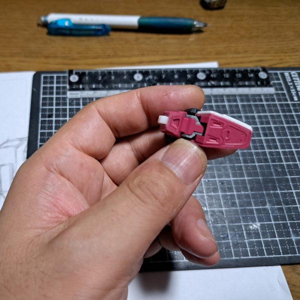 ∞ジャスティスの脚部、ひとまず改修完了です。SEED系のMSを選んでおいてこんな事をいうのも何ですが、細い！スタイリッシュなのかもしれないけど・・・もっとアレですよアレと言うわけで、太ももは左右に１ｍｍづつ、後方にも１ｍｍ増量逆にふくらはぎはスラスターなどを撤廃し細く、スネは切断して短縮足は接地性を良くするために、ちょい幅増と踵の延長なんとか、量産機っぽくしていきます。（4枚目）