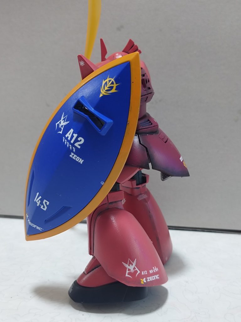 シールドはガンダムブルーとオレンジイエローの筆塗り