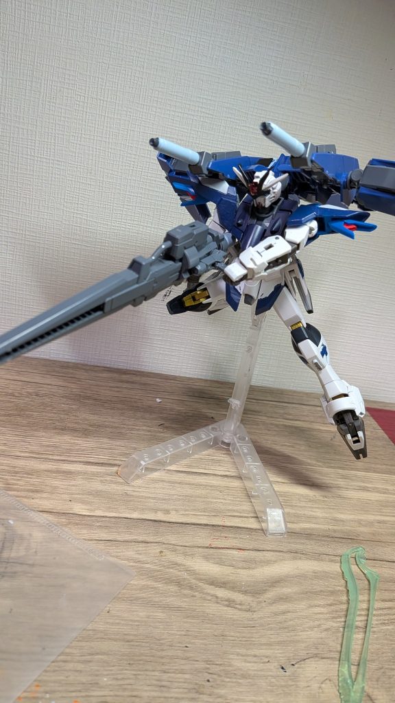 この機体は、Prizeが、ダメージが蓄積していた、ストライクウイングフリーダムをベースに、新型パック、ストライクウイングブースターを装備した姿で、本体は右腕が少し延長されています。この理由はスナイパーを撃ちやすくするための機構です。それ以外は前と変わらないです。ちなみに、ティークバロンだと、合体した状態では発進できなくなっている。