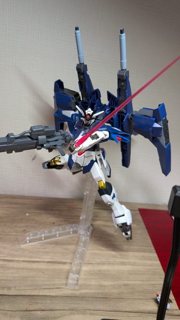 もちろん、近接戦も得意としており、リアアーマーにビームサーベルが懸架されています。
