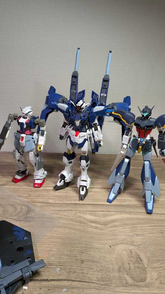 レサイアル機と比較〜ダークネスが一番機高が高いですが、バックパックが大きめのフリーダムの圧巻が凄いですね。