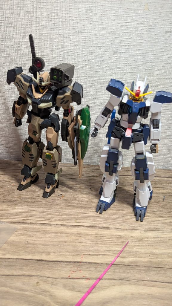 ベース機のサバディムジョン機と比較〜この設定にしたのが結構デザインが似てたからです！肩アーマーとかね！関節デザインも結構同じだね！