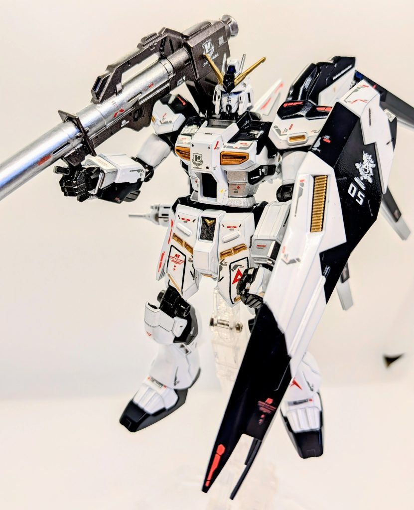 Hi-νGUNDAM–3枚目/制作者：ジャンク屋