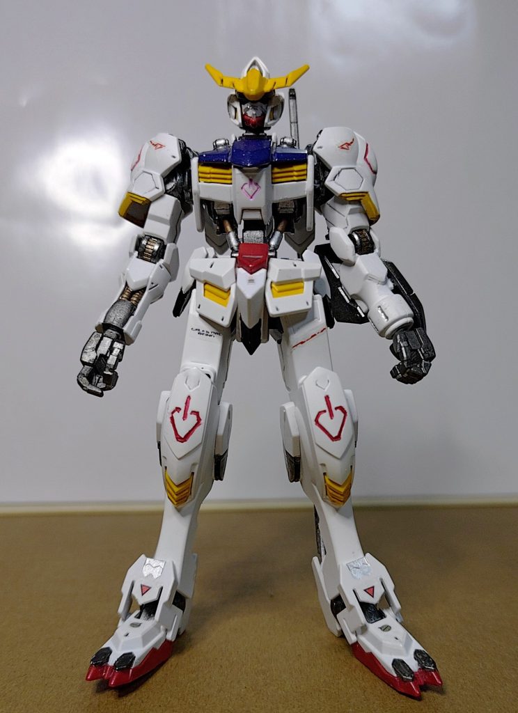 一応トリコロールカラーで、ガンダム度をアピールするバルバトス。最初設定画を見た時は余りにも華奢なデザインで心配になりましたが、アニメを実際に観るとビーム兵器を使用せず、殴る！ひしゃげる！撲殺破壊？する戦闘法に圧倒されました。キットはそんな主役メカを上手く処理。やはりガンダムは立体化されてナンボですね。