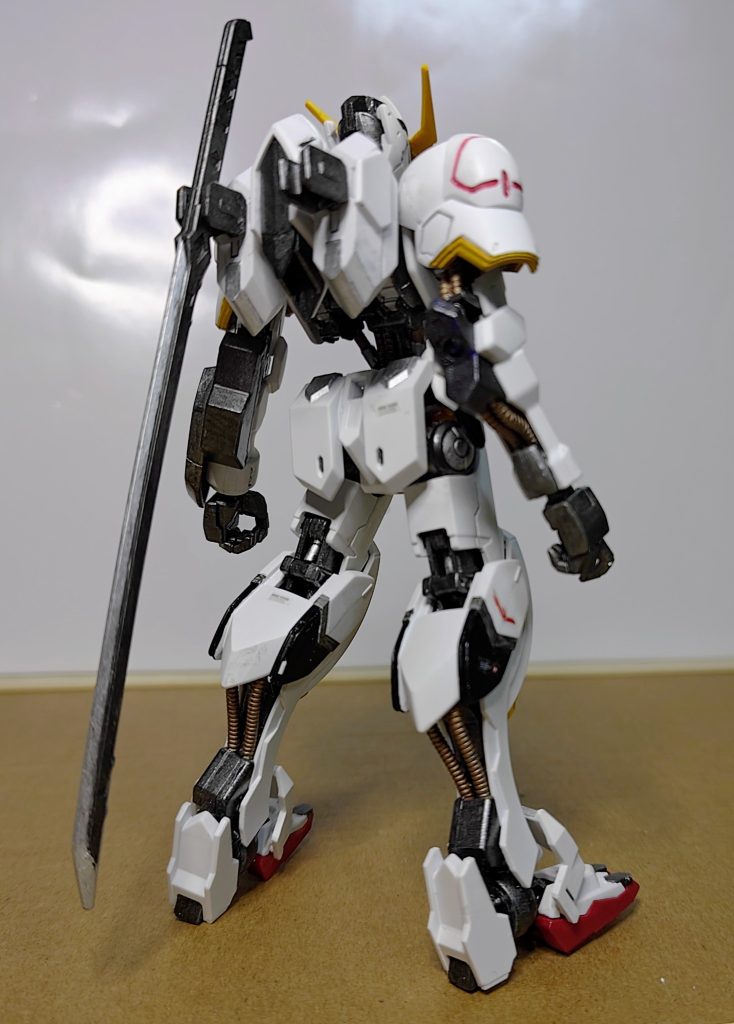 独特な曲線を持つ下半身。あちこち剥き出しの部品が、武骨さを醸し出してます。