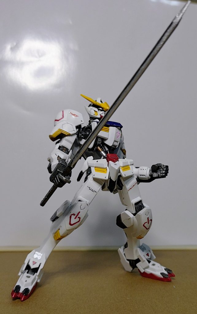 刀を構えると、ヒーローっぽくなりますね。各関節は自由度がかなりあるので、ポージングもピタリ決まります。