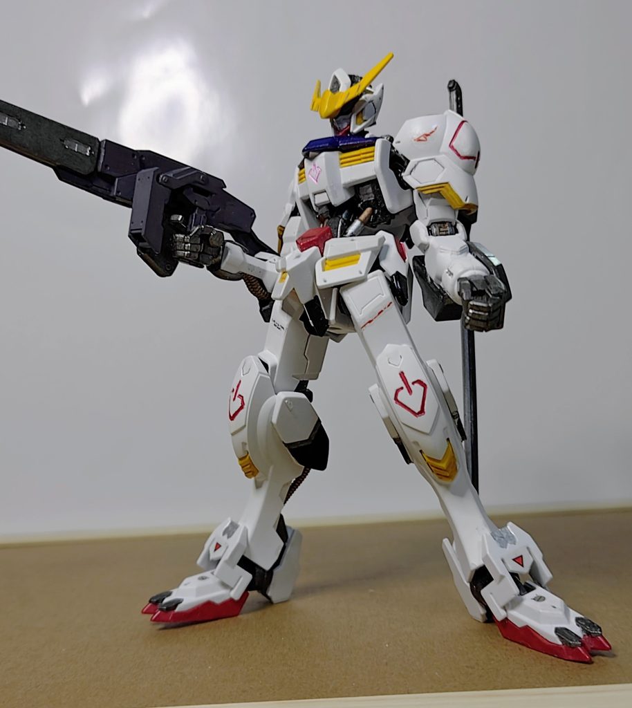 バルバトスは物語が進展するにつれ、どんどん進化して行く設定。キットも再販され、作り比べができます。終盤は滅びの美学的展開で、久々ガンダムシリーズが見せた、負のスパイラルには衝撃を受けました。