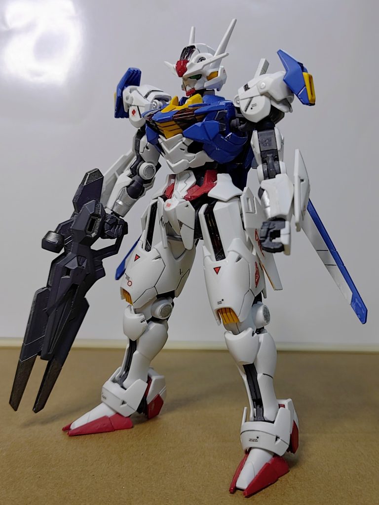 個人的に目指す「HG全主役ガンダムコンプリート計画」？の為購入したエアリアル。デザイン発表の時は、「00ガンダム？いや、レコンギスタか？」などと勝手に妄想しましたが本編鑑賞後は、シリーズ初の女性主役のガンダムらしい曲線をおびたフォルム、ふくよかな下半身のラインなどかなり魅力的。キットは各関節も工夫され、自由度の高いポージングが可能です。