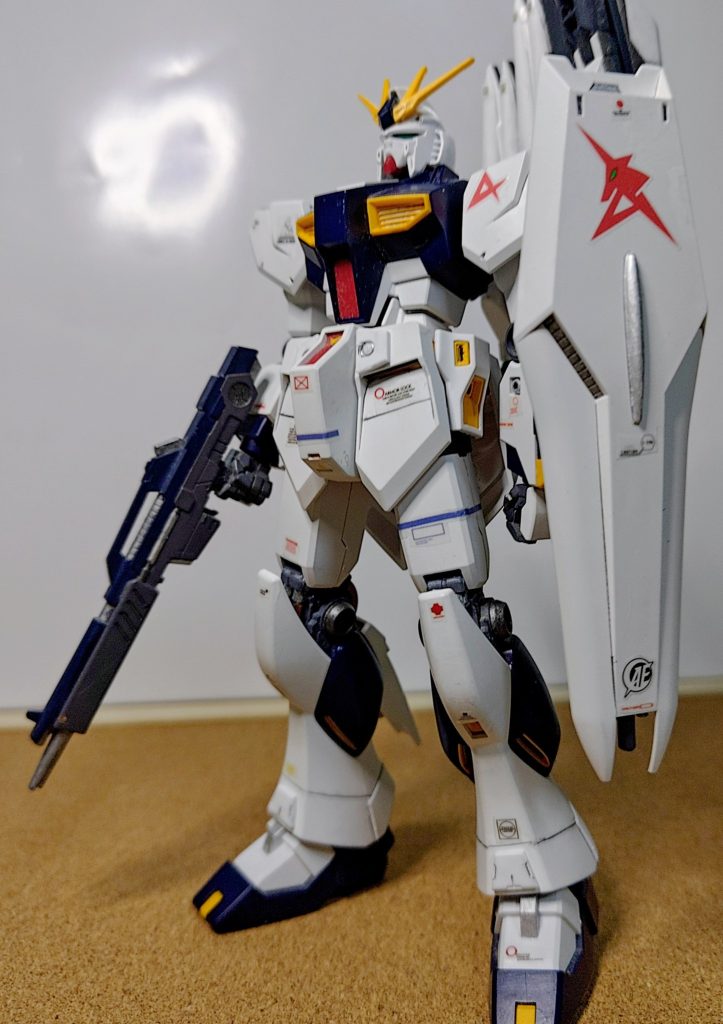安価な値段＆比較的入手しやすい優良キットのEGνガンダム。逆襲のシャア登場のMSは皆大型。このキットも迫力あるボディで作りがいがあります。
