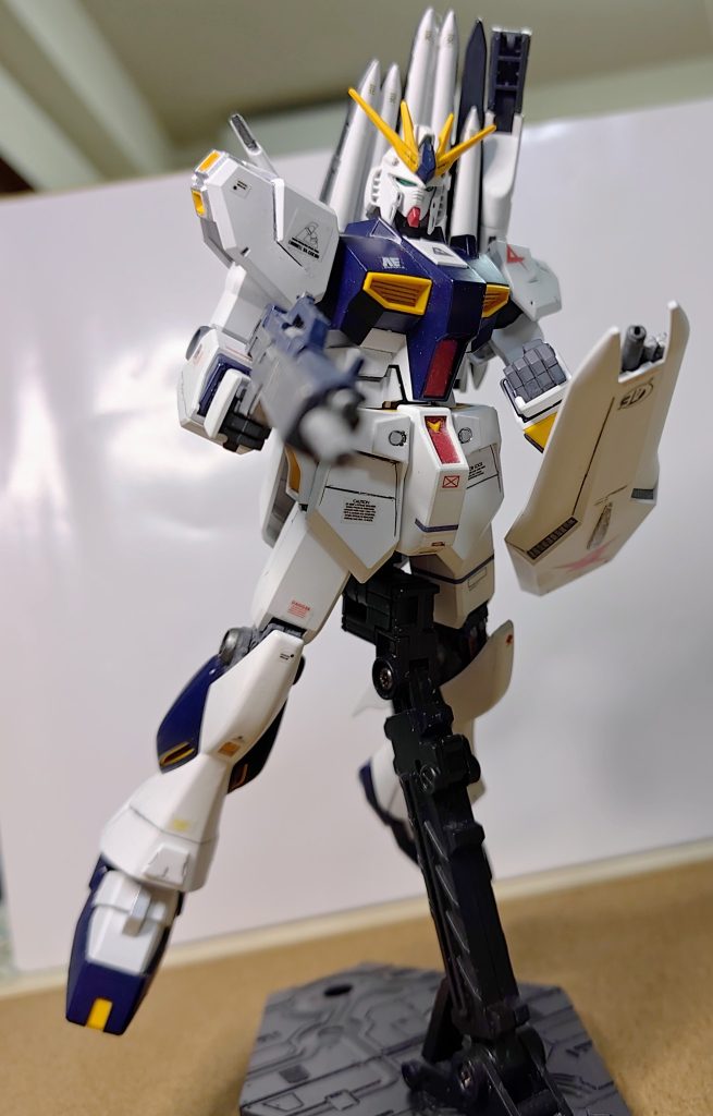 キットはファンネルが装備されてないので、ビルドパーツから流用。デザインはかなり違いますが、シャープな造形で未来的雰囲気。最近のビルドパーツは、発売商品と連動した展開が増えてますね。