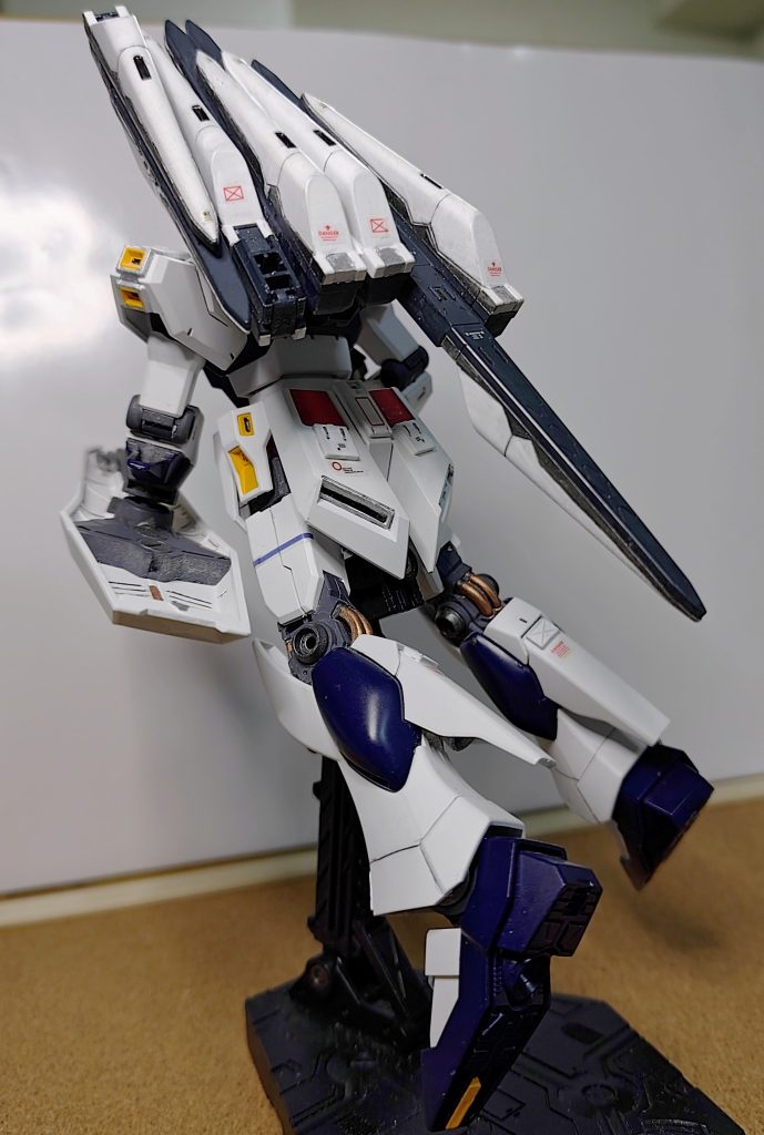 巨大なファンネル装備があると無いでは全く印象が変わるνガンダム。購入の際は是非ファンネルも揃えるのをお勧めします。