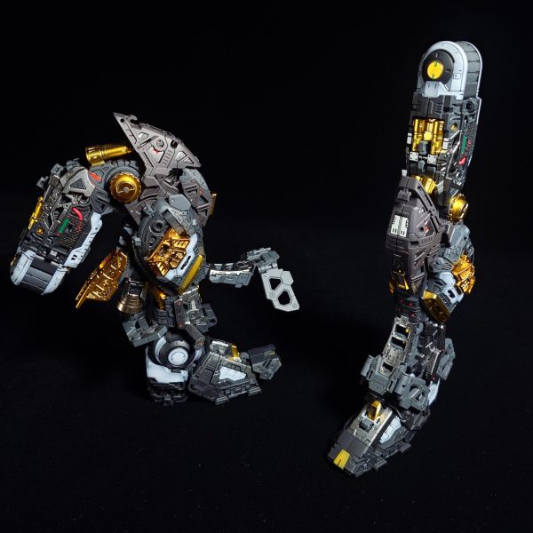 PG νガンダムのフレームが完成したので製作途中として投稿します。巨大の極みですね。大好きです。シルバーのみ光沢で、他は全てつや消し仕上げの全塗装です。ホワイト、レッド、イエロー部はグラデーションで仕上げています。仮組みなしの一発勝負！・・・社会人モデラーでPGを組むと、仮組みや改造はやってられないですよねーー(笑)外装も同じような感じで塗装して行きます。（2枚目）