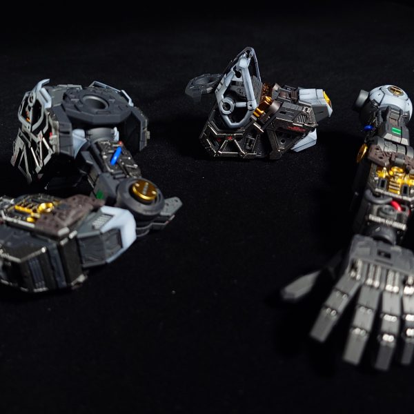 PG νガンダムのフレームが完成したので製作途中として投稿します。巨大の極みですね。大好きです。シルバーのみ光沢で、他は全てつや消し仕上げの全塗装です。ホワイト、レッド、イエロー部はグラデーションで仕上げています。仮組みなしの一発勝負！・・・社会人モデラーでPGを組むと、仮組みや改造はやってられないですよねーー(笑)外装も同じような感じで塗装して行きます。（5枚目）