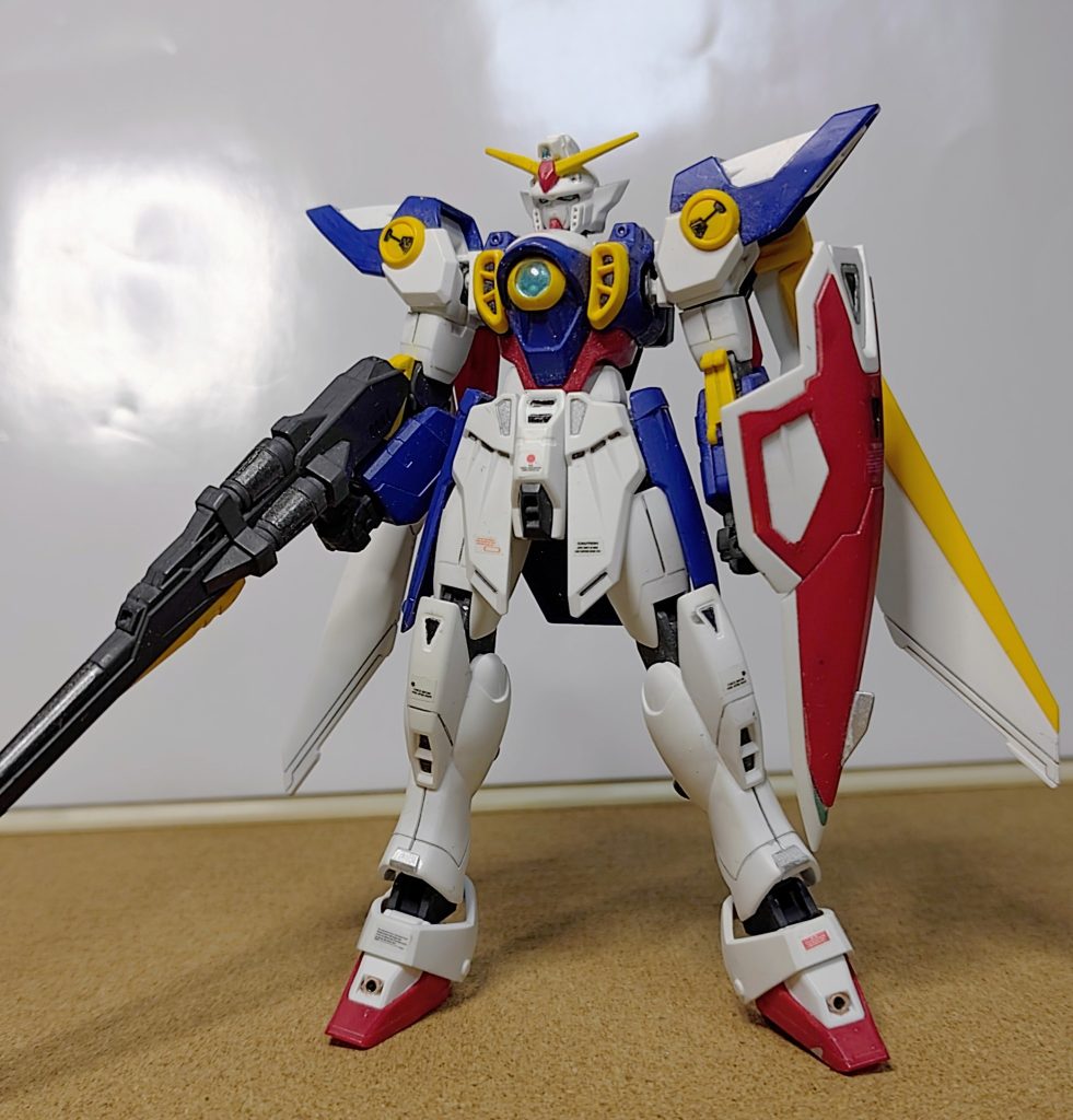 最近EGも発売されたW。旧キットは大河原デザインに忠実なもっさりした出来でしたが、HGはかなりスマート。完成させるとビックリする位細身で華奢な感じが。ヒイロ・ユイの愛機なら納得のスタイル？　筆塗り全塗装、無改造です。