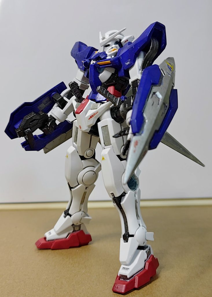劇中では各武装を軽々と扱っていましたが、この装備をキットに付けるだけでも一苦労。エクシアの格闘性能の凄さを感じました。