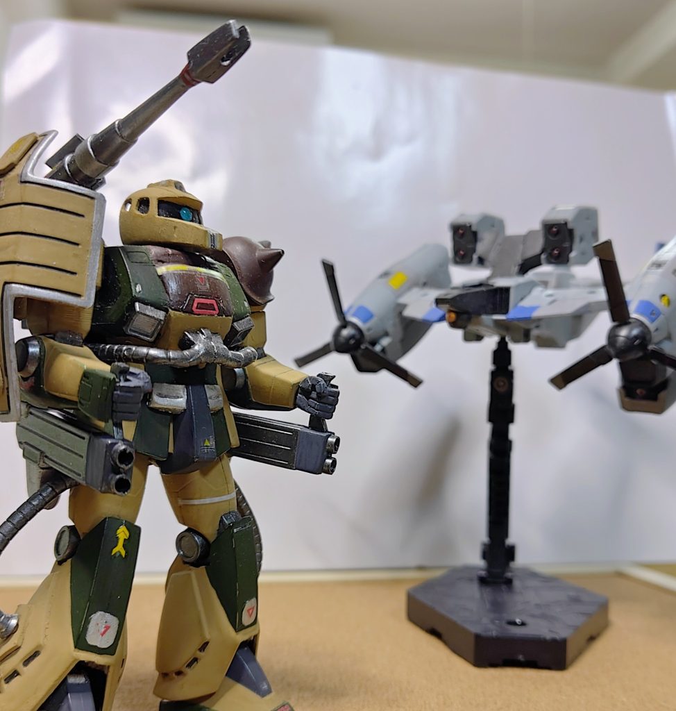 輸送機はMM30シリーズからそのまま流用。同スケールとの事ですが、ミデアなどと比べると、やや小さいかも？　ダグラムのマーベリック輸送ヘリみたいな存在ですかね？