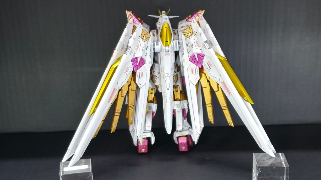 背負い物が重くてまともに立たないのが悲しい。SEED系ガンダムの宿命ですね。