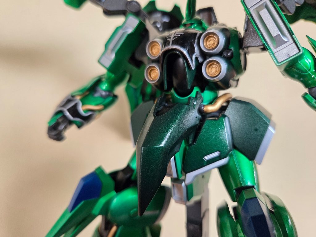 胴体、腰部分は黒のサフに焼鉄色を吹いた上にクリアグリーンを吹き掛けてみました。