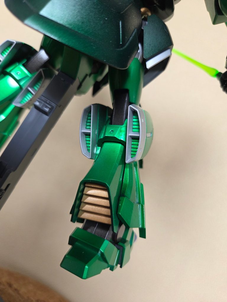 黄色いパーツは金色塗装に仕上げました。
