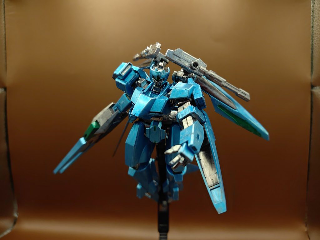 ◯アクション設定として、元ネタはビーム兵器を開発できなかったとなってますが、今回は開発に成功し、世界初のプロトタイプのビームライフルとサーベルを装備した量産機として運用している設定です。&nbsp;「貴様ァ　俺が誰だかわかってんのか？AEUのパトリック・コーラサワーだ！模擬戦でも負け知らずのスペシャル様なんだよ！知らねぇとは言わせねぇぞ！えぇ？オイッ！ 」