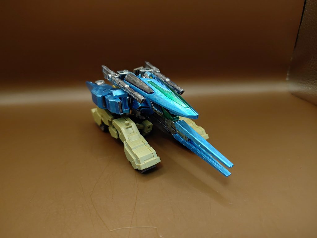 ◯クルージングフォーム　〜陸戦形態地上用のクルージングフォーム、いわゆる戦車形態。ゆったりとした速度から、ジェットエンジンを併用した高速移動まで可能です。荒地や雪上、沼地でも、安定した走行を可能としています。