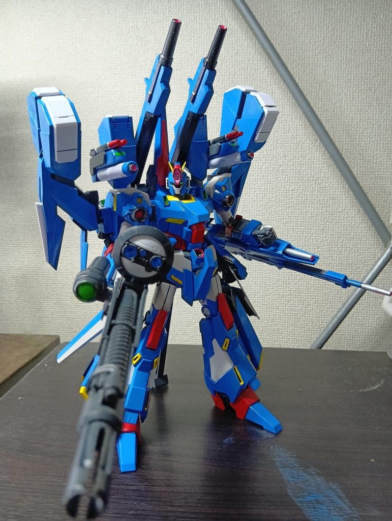 手元に転がっていたビームスマートガンを持たせてみました。後、両肩はメタスの系列としてもカメラセンサー類そんなに要るんだろうかと思っていたので丸いやつは近接用の拡散メガ粒子砲のつもり。