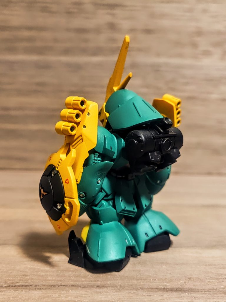 ちょっとずつメッキシルバーでポイント塗りを。スミ入れじゃないですが、一応モールドには黒で目立つようにアクセントをつけています。相変わらずのビンボッチャマスタイル、後ろから見ると手抜きです（笑）。前からしか見ないから。