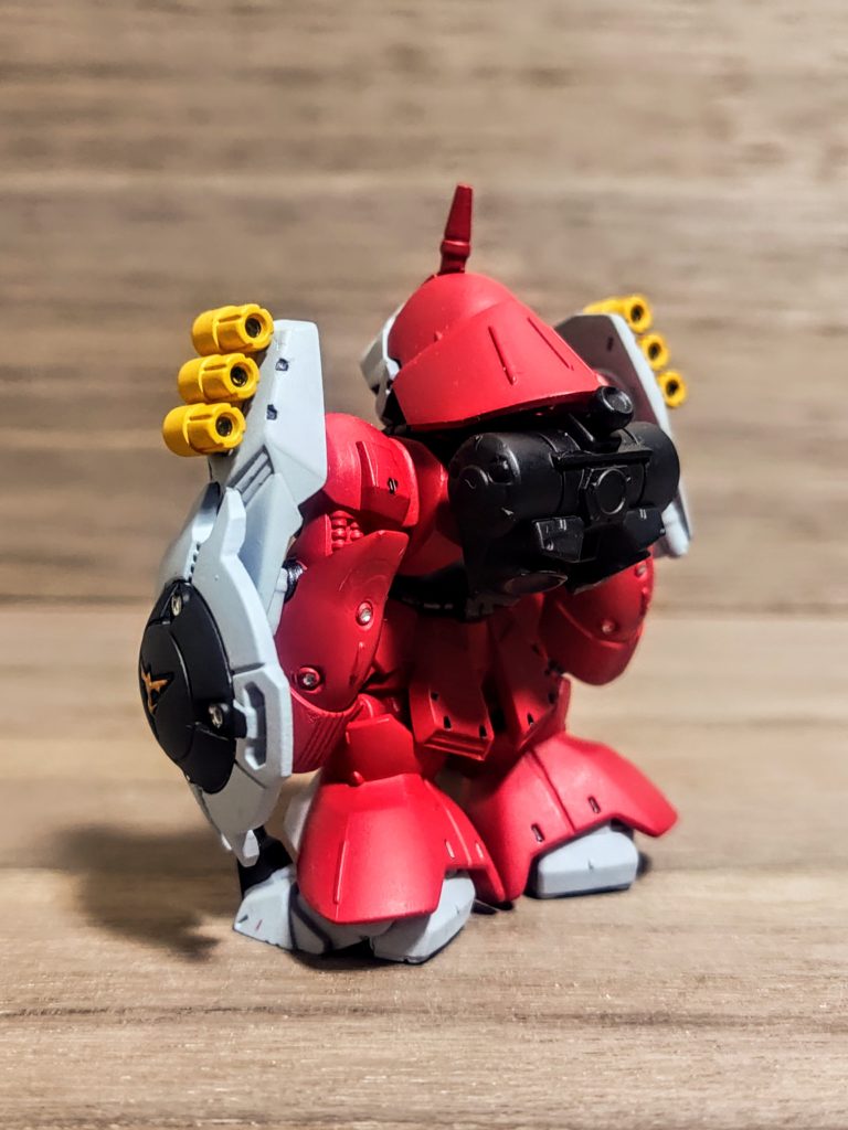 ギュネイ機との違いは、わずかなフォルムの差と、定番の武器違いですね。こちらは大型のガトリングを持ってます。こういうのも嬉しいところですよね。それでは当然の事ながら、「飾っていきますか、皆さんっ（笑）」