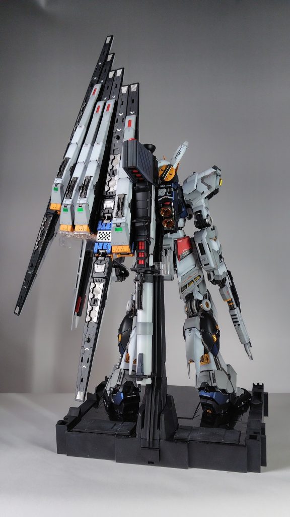 後ろから。ファンネルが圧倒的な存在感。バズーカも大きく、翼の生えていないガンダムなのにかなりボリューム感あります。金属のバーニアパーツも輝きがかっこいい。塗装色は基本からそこまで変えていないですが、ダークブルーのパーツは、黒サフの上からクレオスのパール塗料「サファイアブルー」を塗りました。サファイアブルーの塗り具合で色が変わってしまうので、ファンネルの基部だけちょっと青が濃くなってしまいました。またファンネルの裏面、メカっぽいディテールはメタリックで塗り分けています。