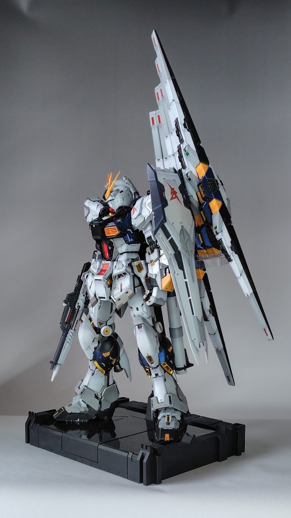 左側面から。シールドの一部パーツは紺色に色変えしました。それにしてもフィンファンネルの存在感よ。