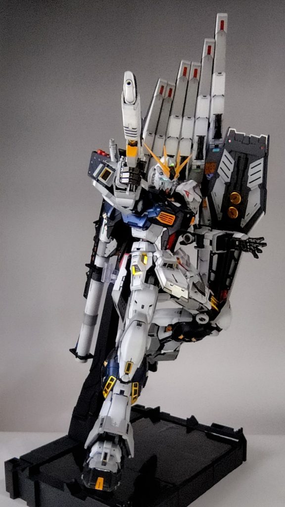 ライフル構えその2。可動ハンドパーツもなかなかいい表情付けできて好きです。今回のキットの3Dメタリックシールやデカールは若干UVライトに反応して光るんで、ちょっとUVライト発光も使いにくいところはあったものの、この写真はカメラ発光がいい感じです。このあたりの写真、なぜか細部が潰れてしまいました。他にもビームサーベルの写真も取ったんですが、同じように細部が潰れていたので没。