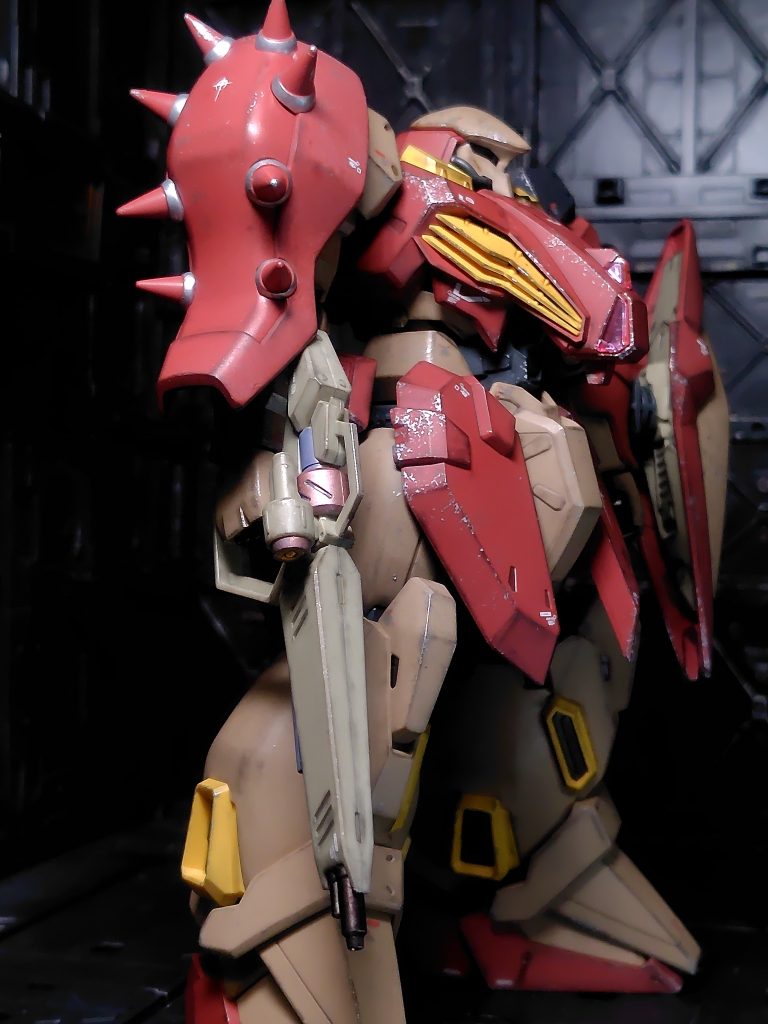 ライフルには数少ない合わせ目がありますが段落ち化。メタリックピンクとメカグレーで部分塗装。これもダイソーのマーカー。先端はヘビーガンメタリック。