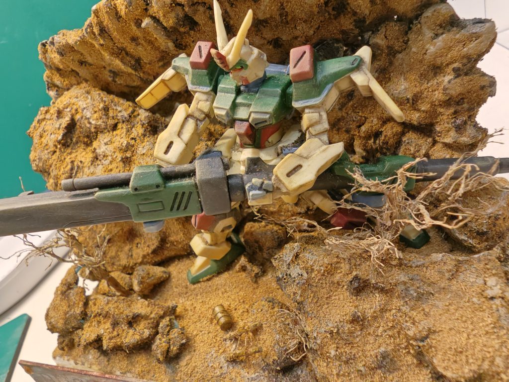 まずバスターガンダムは、色が足りない部分をアクリジョンで筆塗りしたり、スミ入れをして、タミヤのウェザリングマスター（初使用）のサンドを使い、砂汚れを追加しました。