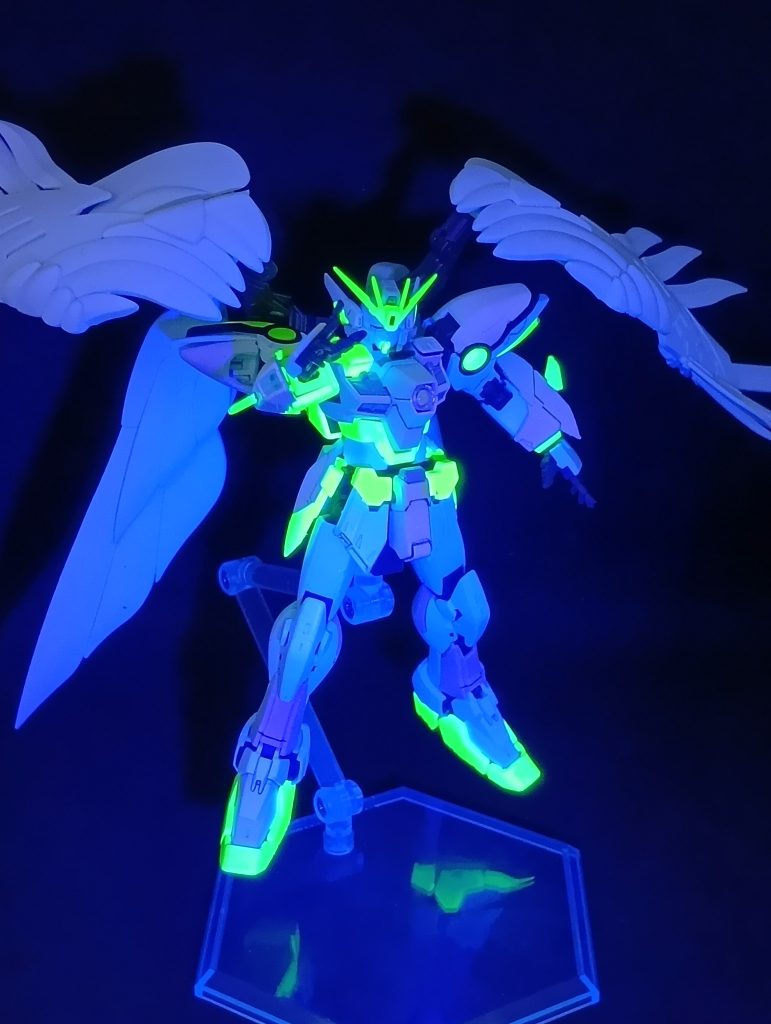 こんな感じ。　さておきこの作品には違反があります。ホロライブ✕ガンダムコラボなんでバンダイは商品化を見据えて、　パーツ内の塗り分け禁止パーツを分けることになったら新規ランナーになっちゃうからね。もひとつ新規ランナー出さないために　部品やミキシングの禁止という前提が・・・。