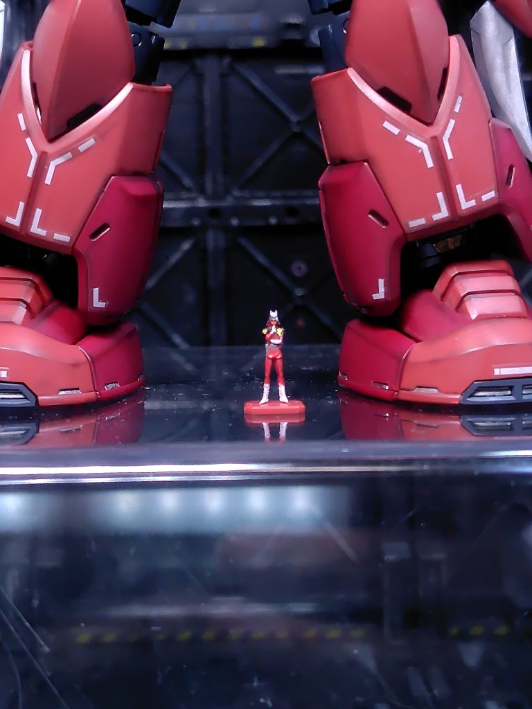 1/144のパイロットは初めて塗りました。ここまで小さいと適当な塗り方でもそれなりに見えますがアップは厳禁です(zaku-kao2)