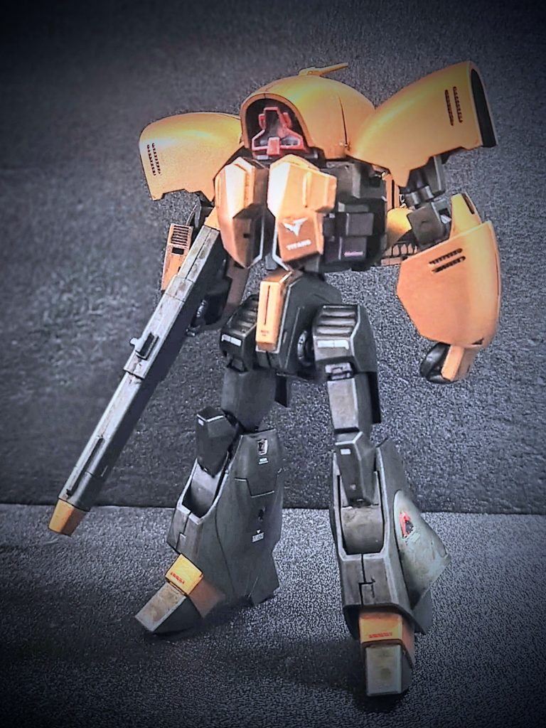 前面カット。モノアイはラインストーンシールに着色したものに変更。それ以外は素組みです。モノアイは設定通りだと緑なのですが、何も考えず赤系で塗ってしまいました。似合っていて、違和感もなかったのでそのままで(zaku-kao4)