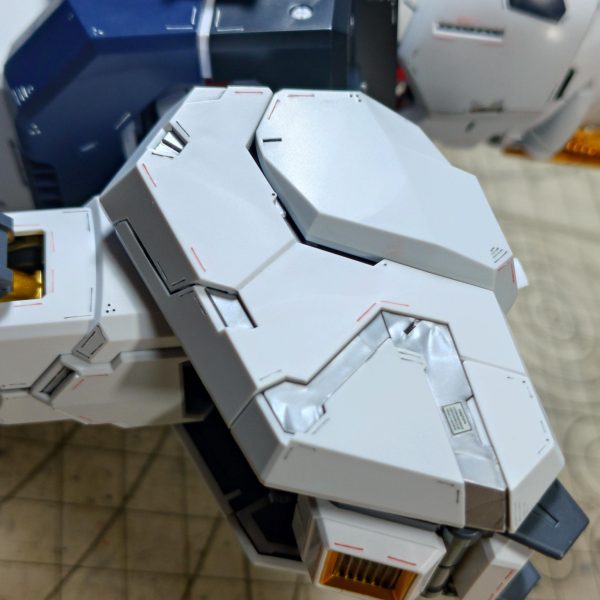 MS大図鑑の表紙絵のディテールをイメージしながらやってますが、ネタが古い古過ぎるな。そして細か過ぎて引きだと見えない問題。まぁくどくなくて良いのか。（4枚目）