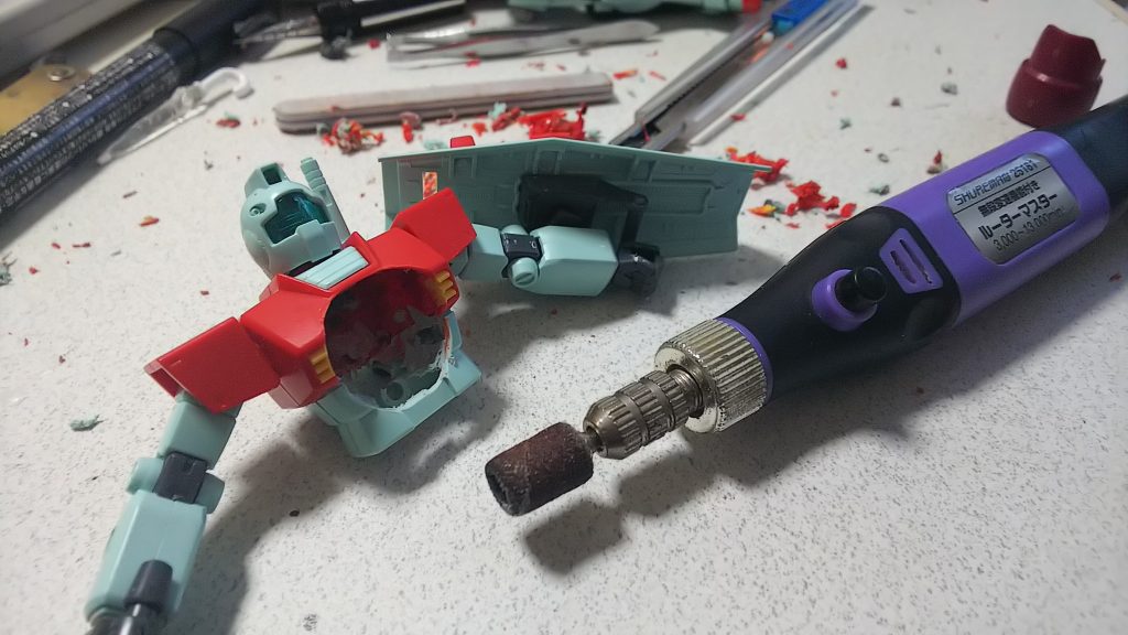 リューターで穴を広げて