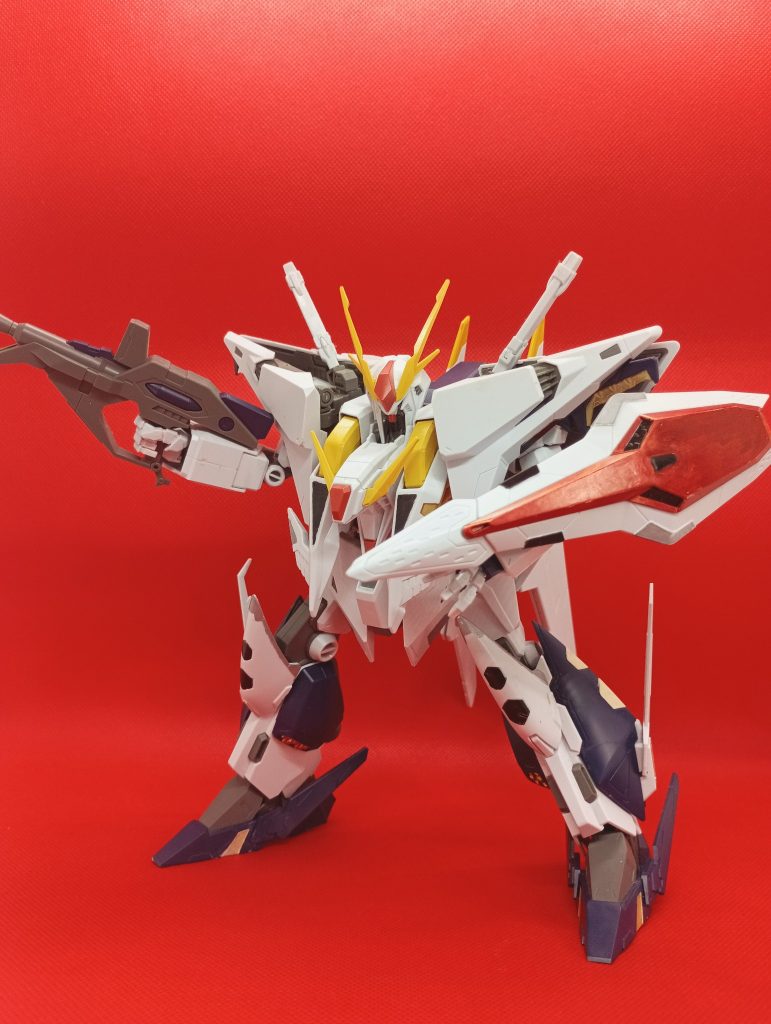 四つ目は、HGクスィーガンダムですガンダムマーカーでプラスアルファ的な塗装をしてみました盾を赤く塗ったのは完全に気まぐれで、過去のゲーム作品に出ていたクスィーのシールドが赤かったのを知った時はちょっと驚きました