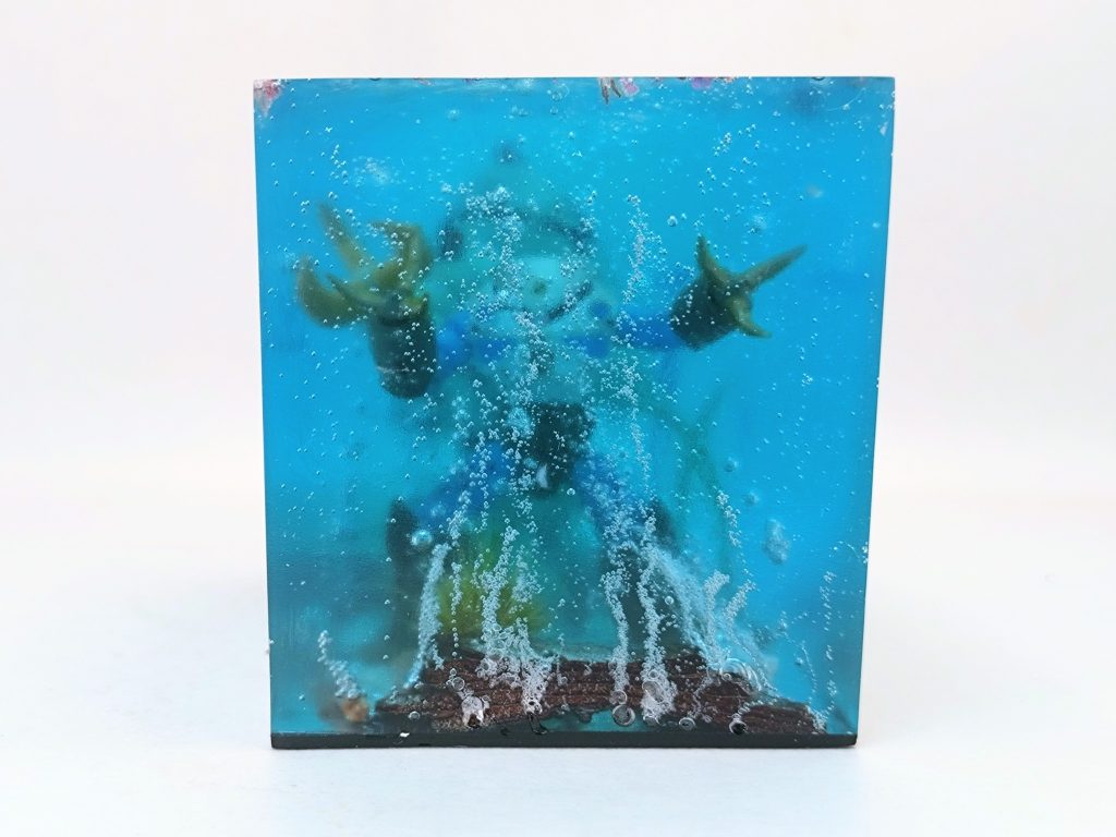この下から湧いてる気泡は、ウッドバークチップの中の酸素が熱されて蒸発しているんですって。雰囲気出てるからまぁイイけど、これも抑えたかったら有機物は全てコーティングして沈めるそうで。