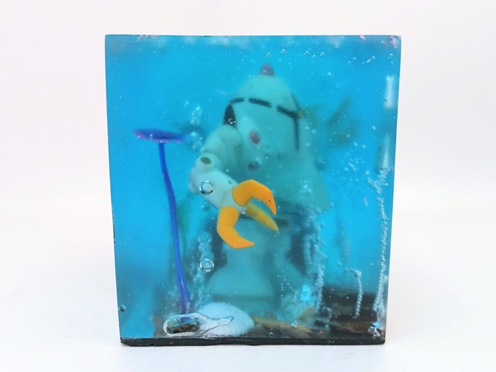 水槽用の樹脂の海藻やら、ネイルアート用の貝殻やら使ってます。
