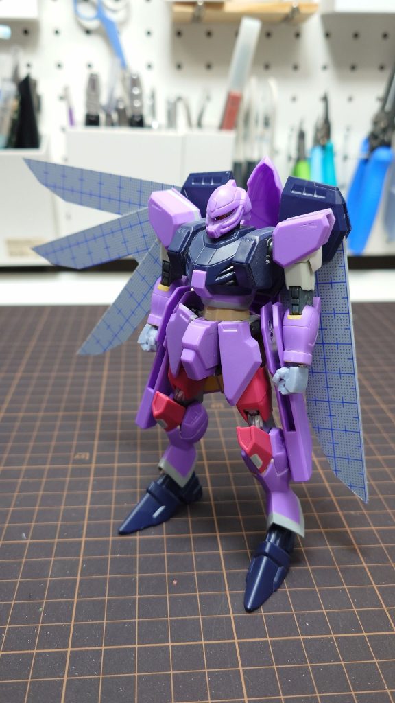 左側の羽根が加工前ですがキットの形状をそのままにするとやたらとでかくなるので劇中イメージに合わせてキットのものより細くしています