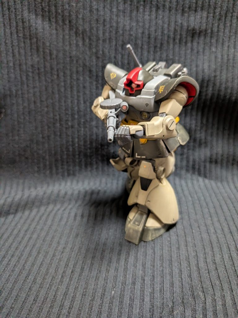 武装はザクマシンガンとヒートサーベルのベーシックな構成バズーカも良いですがドム系にマシンガンの組み合わせ好きなんですよね